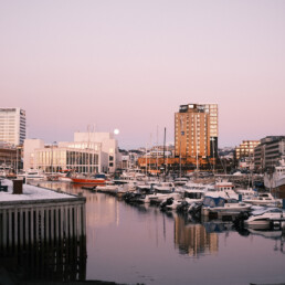 Utsikt over kaia i Bod&oslash; sentrum p&aring; en sn&oslash;lett dag.